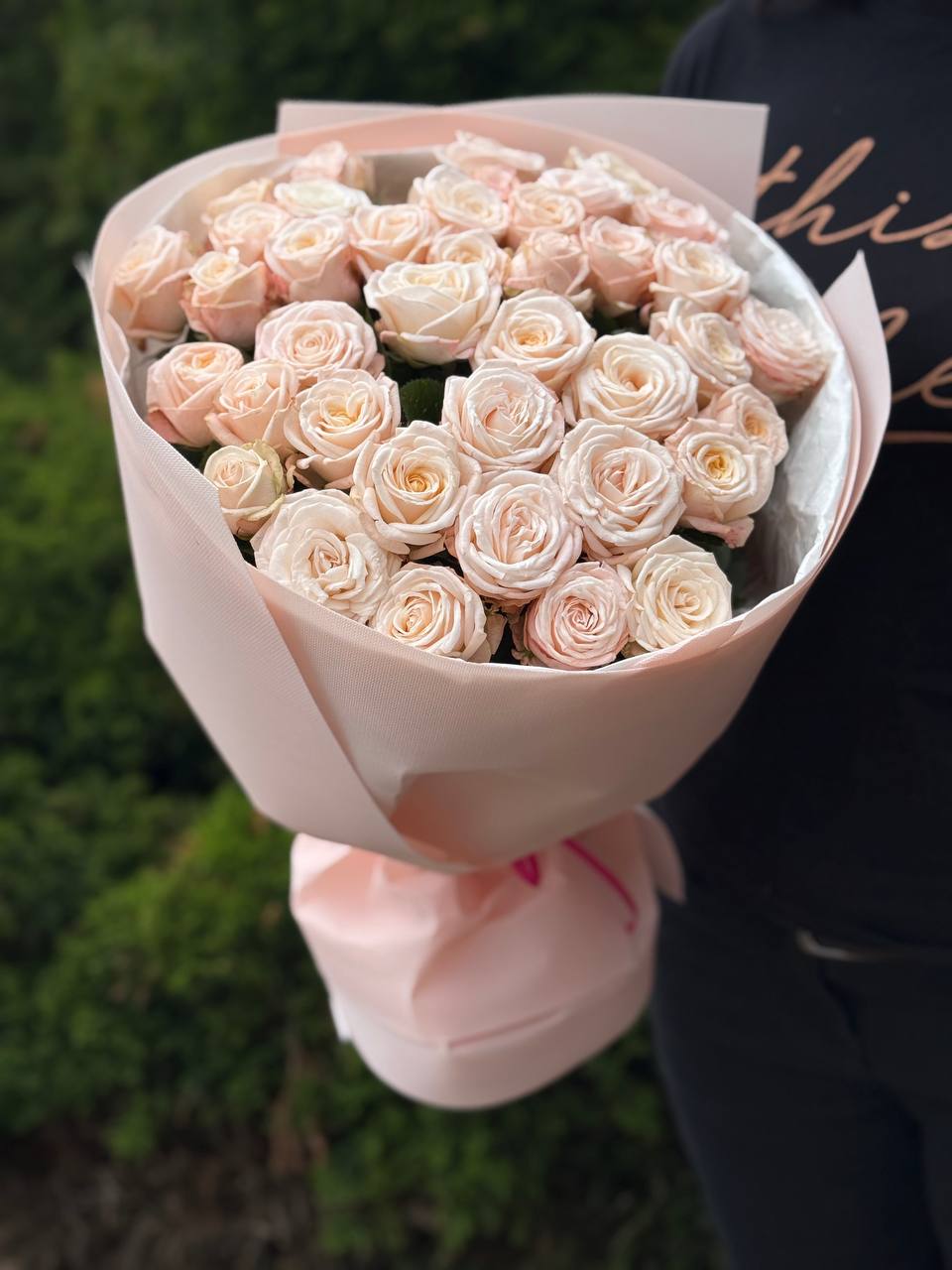 39 пионовидных роз сорта «Бомбастик» (с одним бутоном)