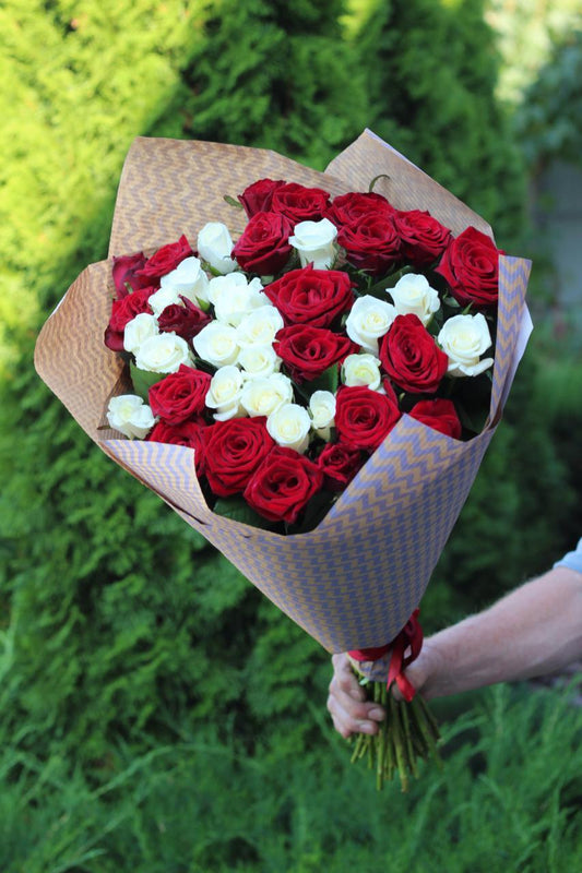 51 троянд сорта Белуга и Гранпрі