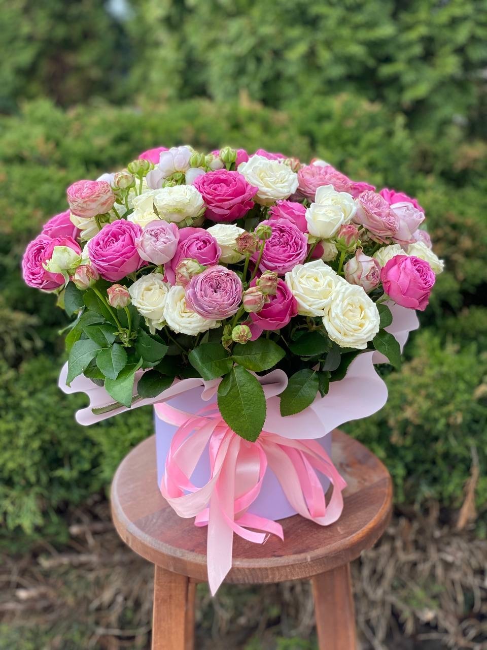 Hutschachtel Größe XL 51 Rosen (Sorte Miss Bombastic, Lavender Lace und Lavendelfarben)