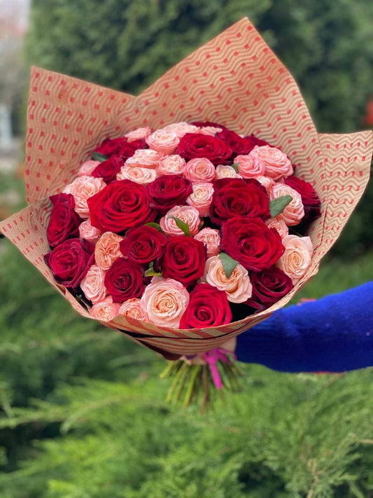 51 троянд сорт Гран Прі и пионовидна Мадам Бомбастик