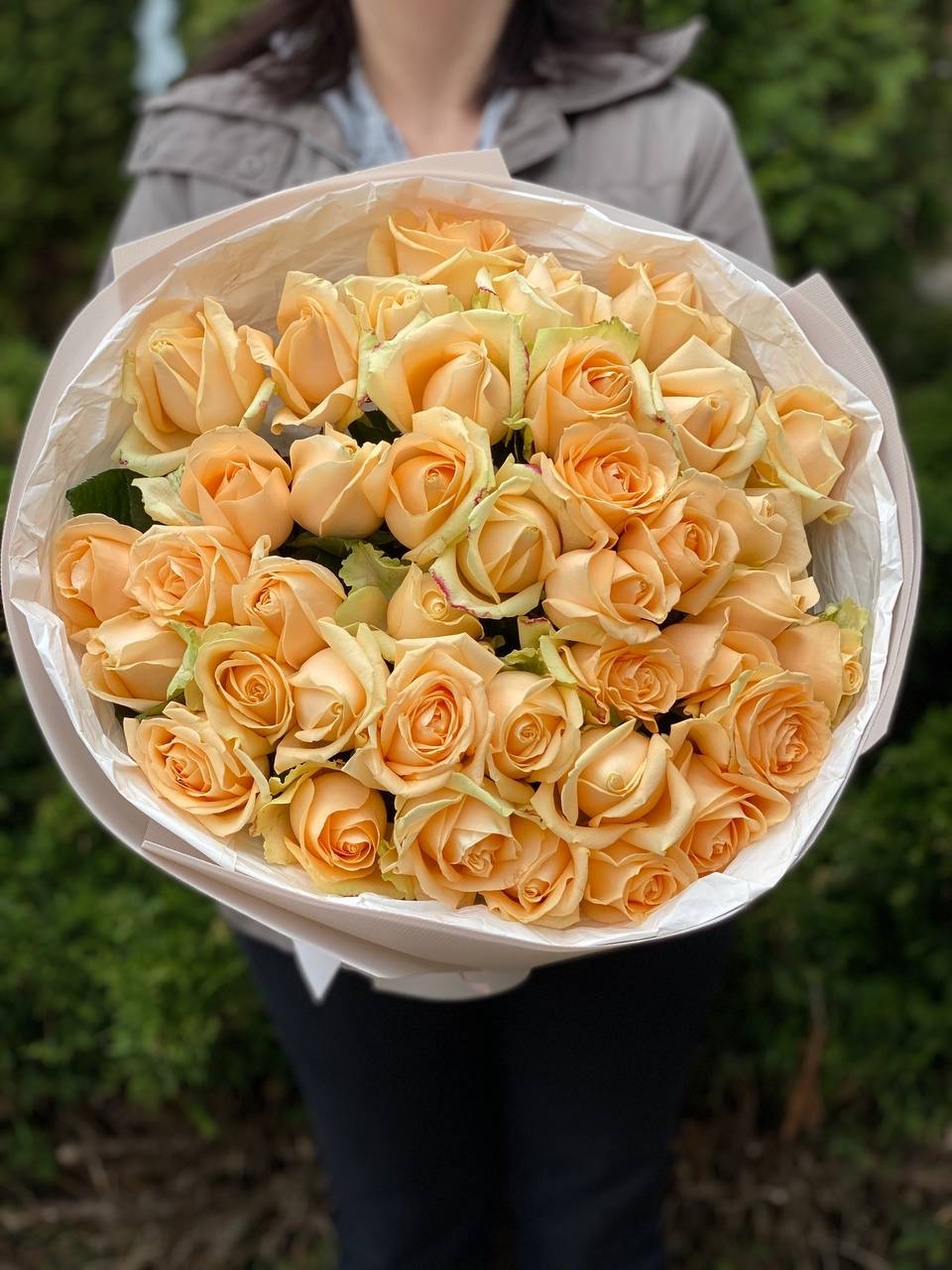 39 роз сорта «Персиковая Аваланж»