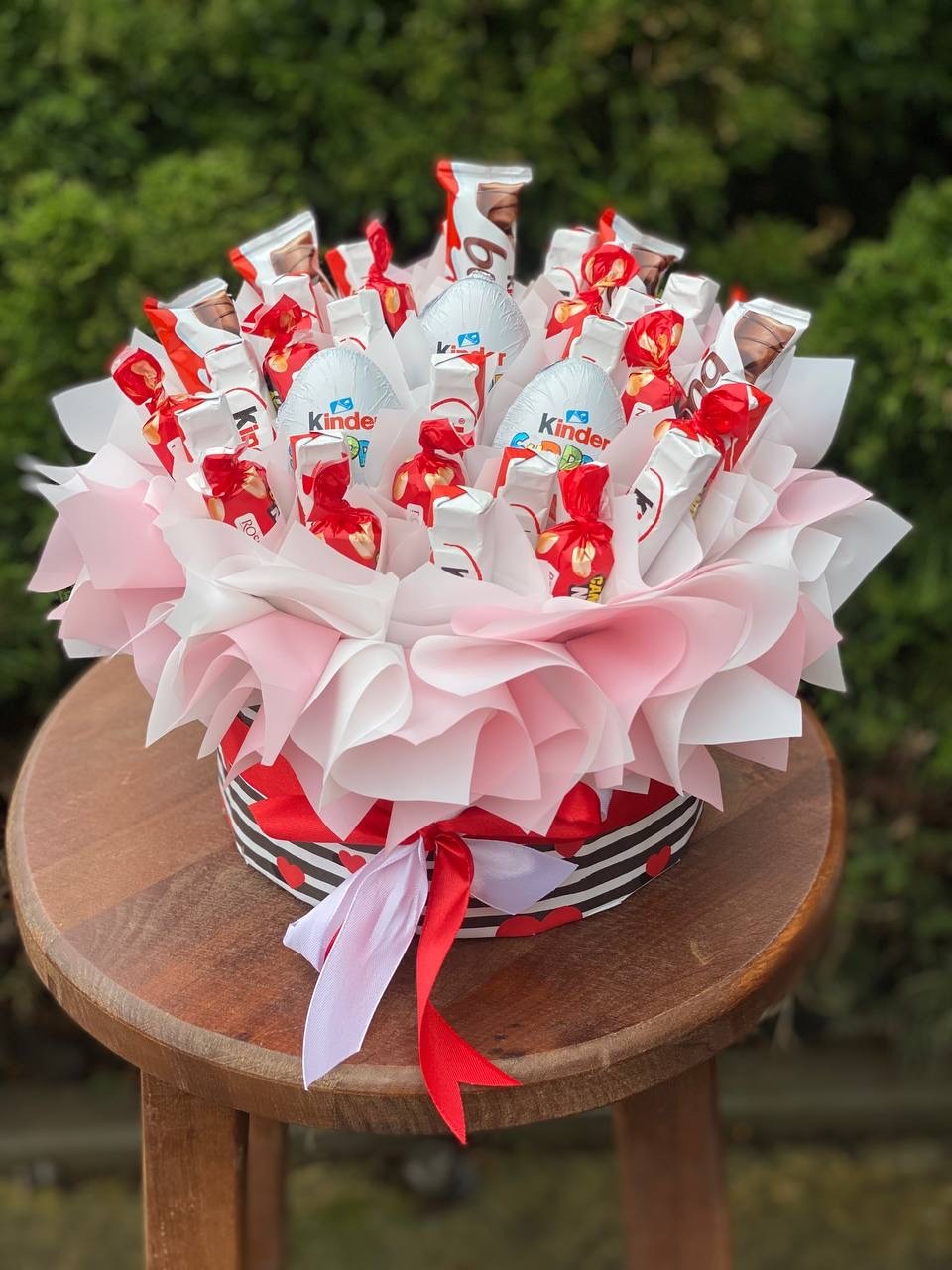 Box mit Kinder-Pralinen und Kinder Joy, Größe M