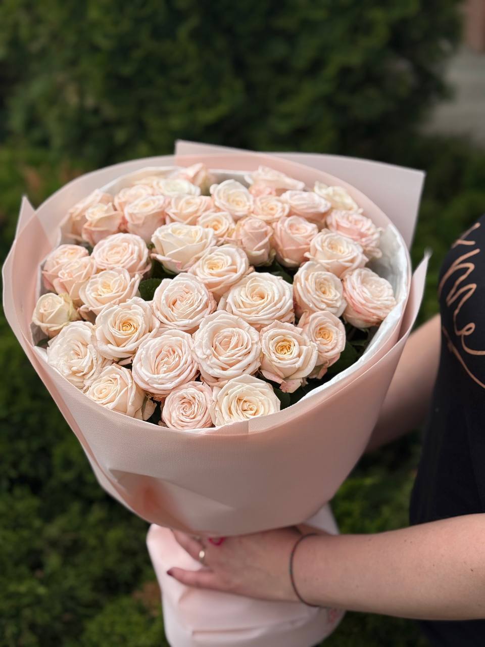 39 пионовидных роз сорта «Бомбастик» (с одним бутоном)