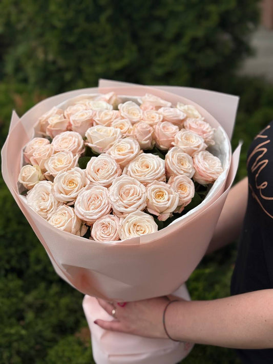 39 пионовидных роз сорта «Бомбастик» (с одним бутоном)