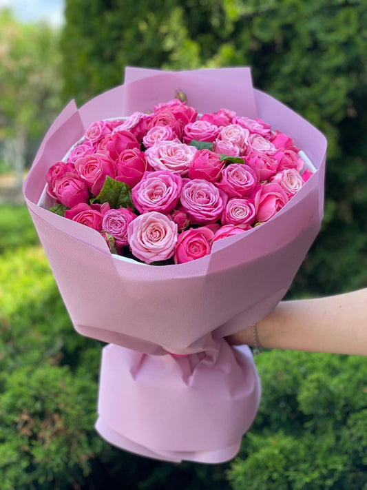 39 пионовидных роз сортов Light и Lady Bombastic