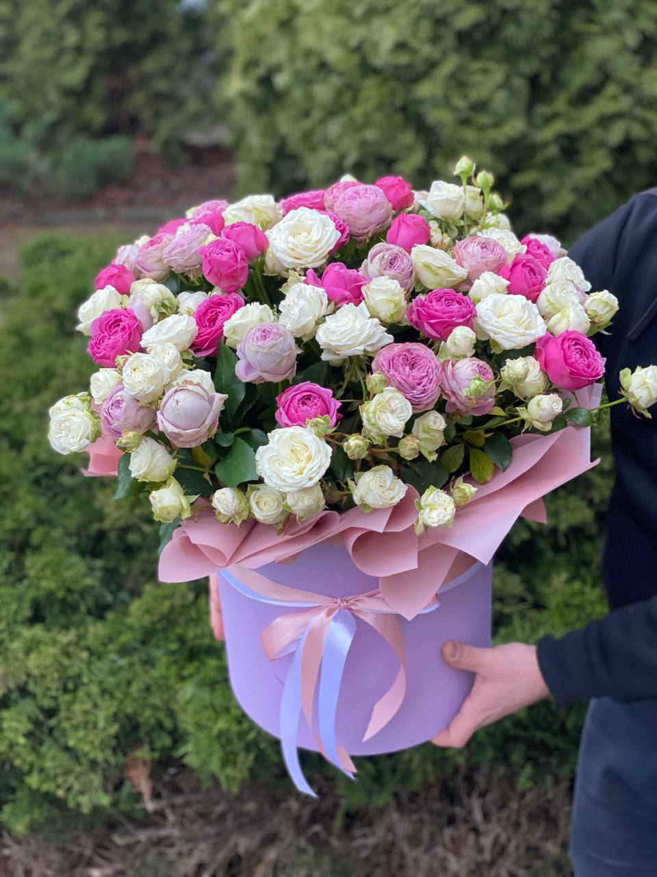 Hutschachtel Größe XL 51 Rosen (Sorte Miss Bombastic, Lavender Lace und Lavendelfarben)