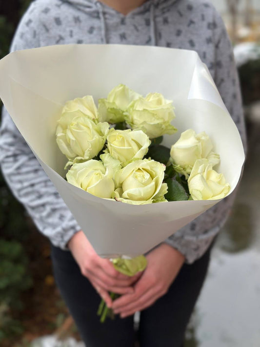 9 троянд (колір белый) 50 см