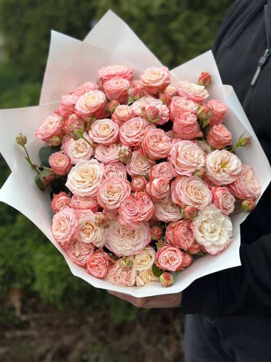 39 пионовидных роз сорта «Бомбастик»