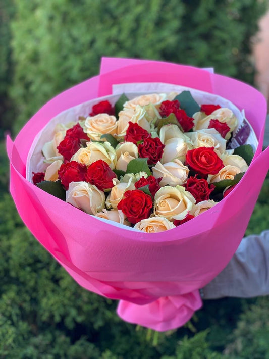 39 роз сортов Эль Торо и Пич Аваланш