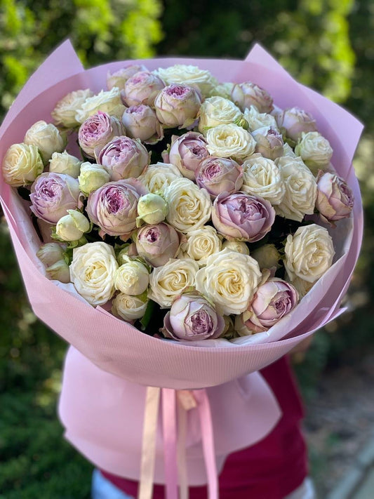 39 роз сортов Miss Bombastic и LavenderLace