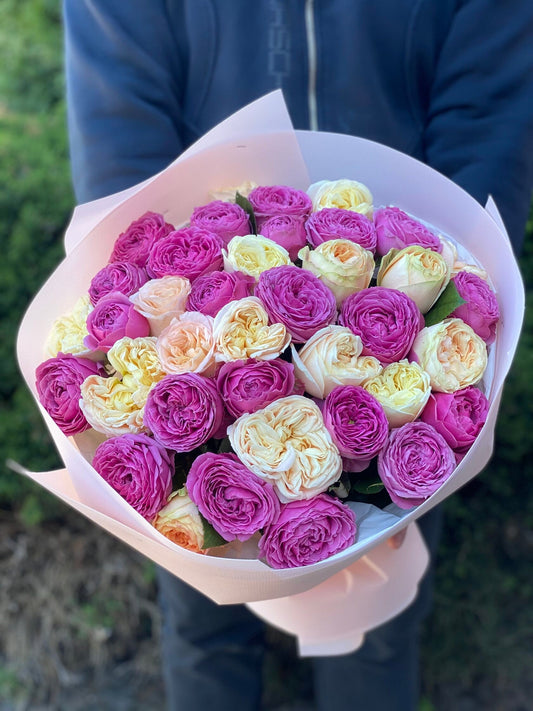 39 пионовидных роз (с кремовым ароматом и лавандовым кружевом)