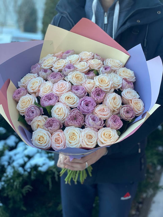 51 троянд сорта Бомбастик и Лавандові