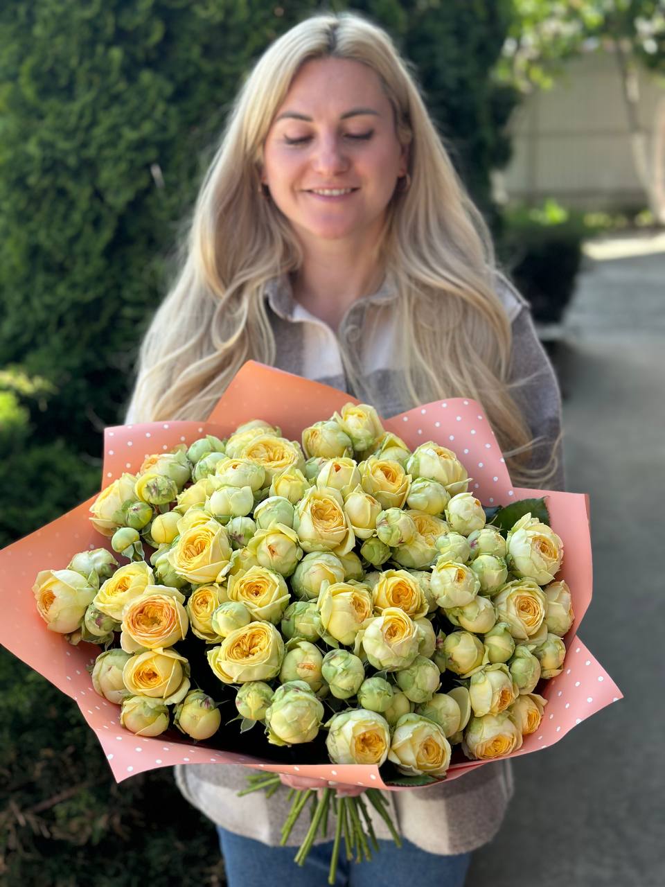 39 веток роз сорта Пиони