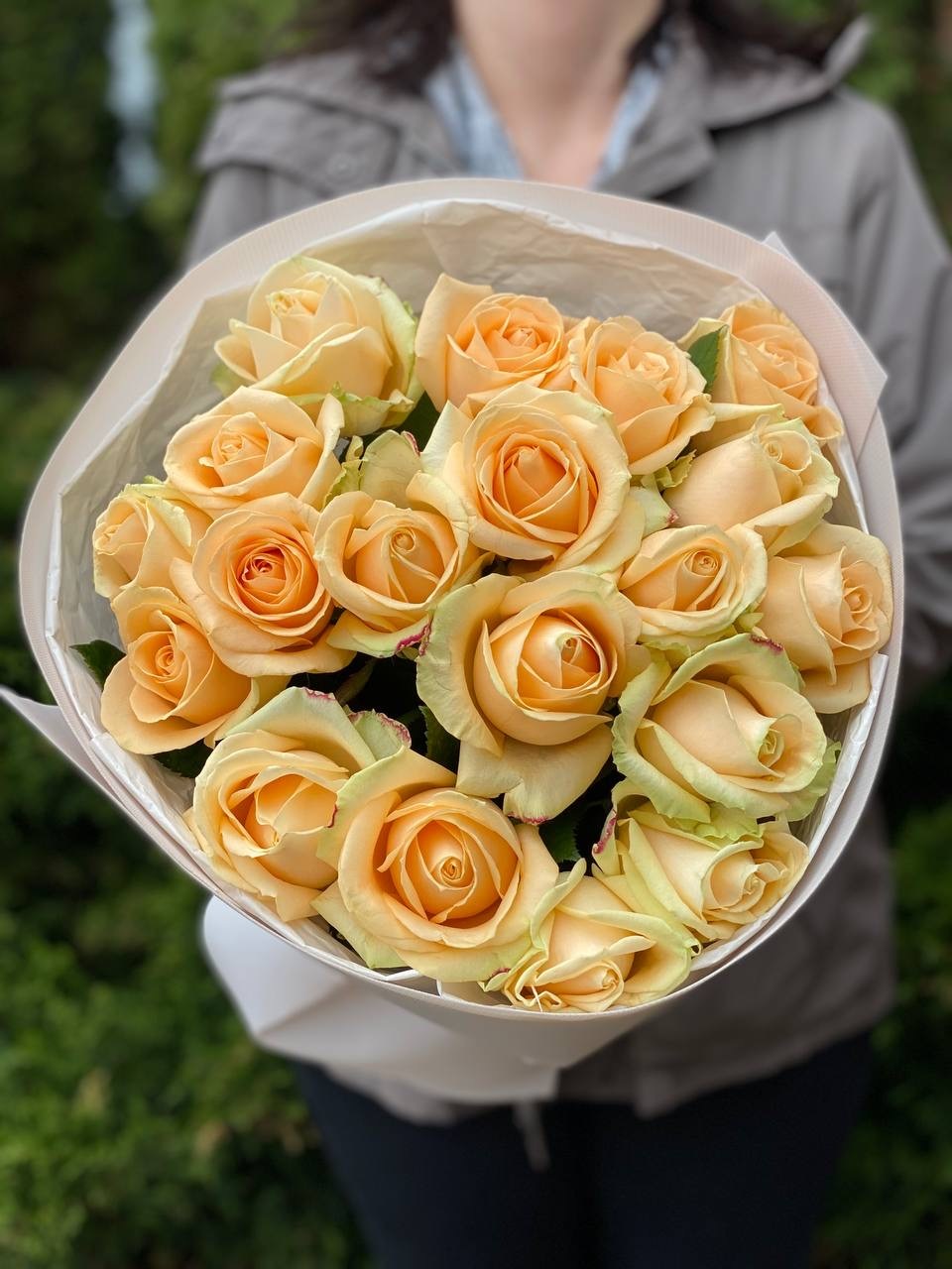 19 роз сорта «Персиковая Аваланж»