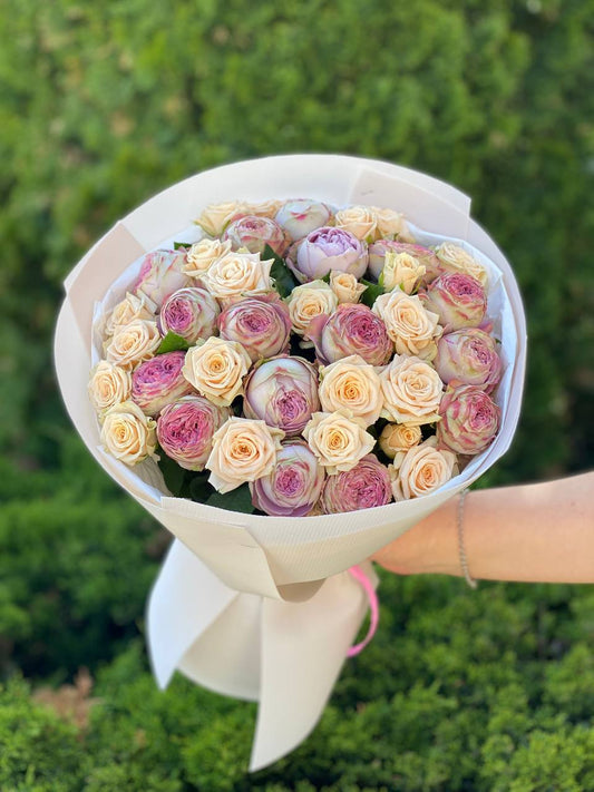 39 пионовидных роз сортов Таня и ЛавандерЛейс