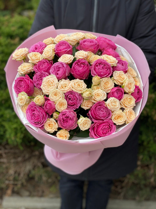 39 пионовидных роз сортов Таня и ЛавандерЛейс