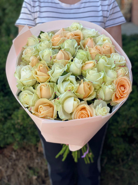 39 роз Peach Avalanche (микс Avalanche)