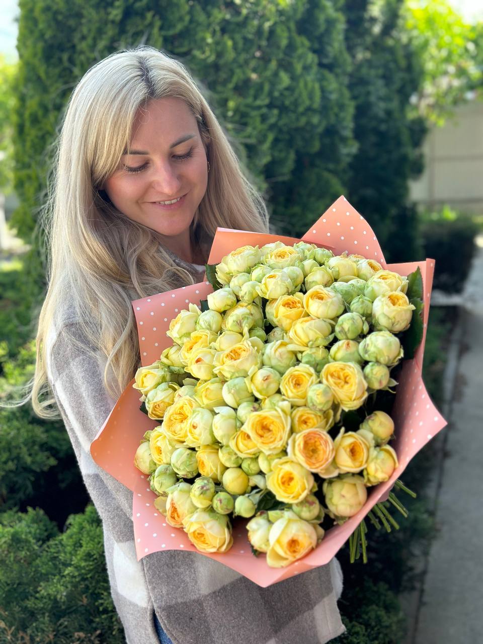 39 веток роз сорта Пиони