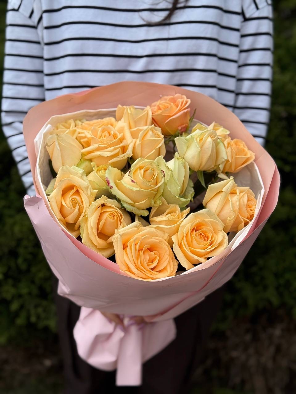 19 роз сорта «Персиковая Аваланж»