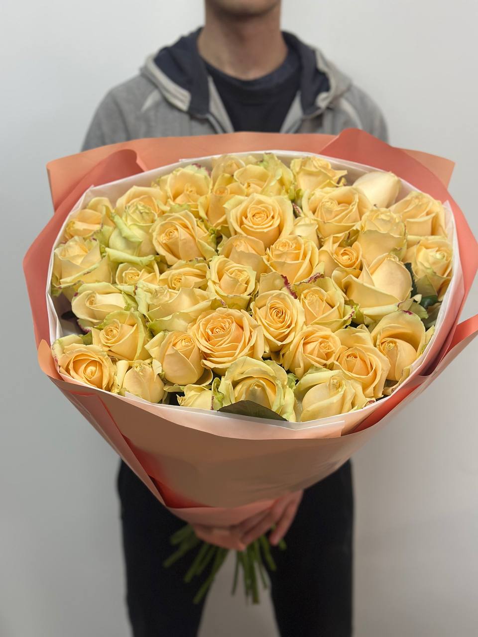 39 роз сорта «Персиковая Аваланж»