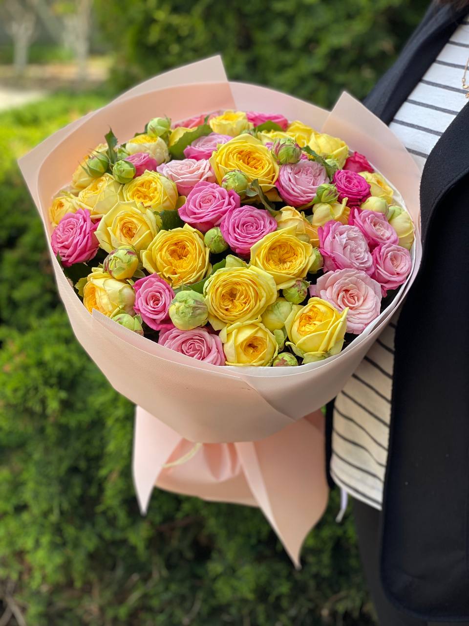 39 пионовидных роз — Pioni и Lady Bombastic