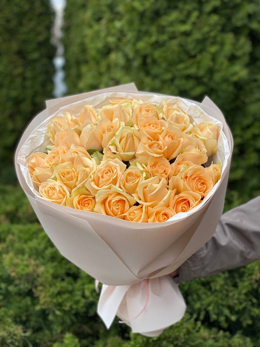 39 роз сорта «Персиковая Аваланж»