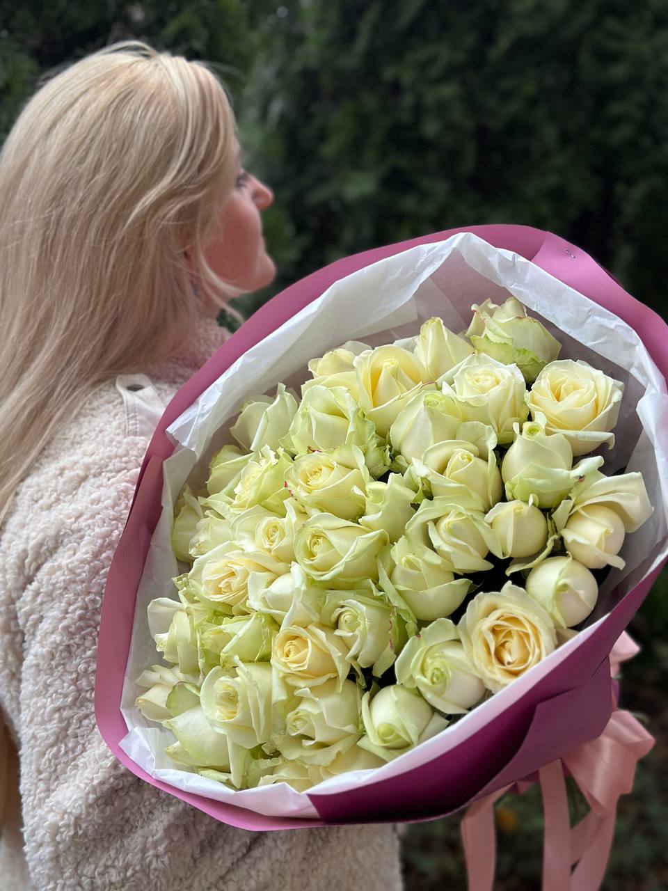 39 роз сорта «Аваланж»