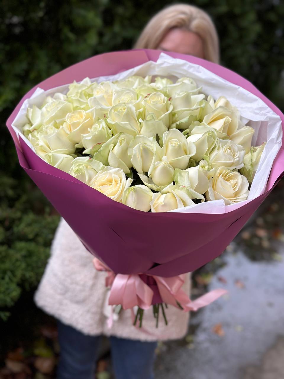 39 роз сорта «Аваланж»