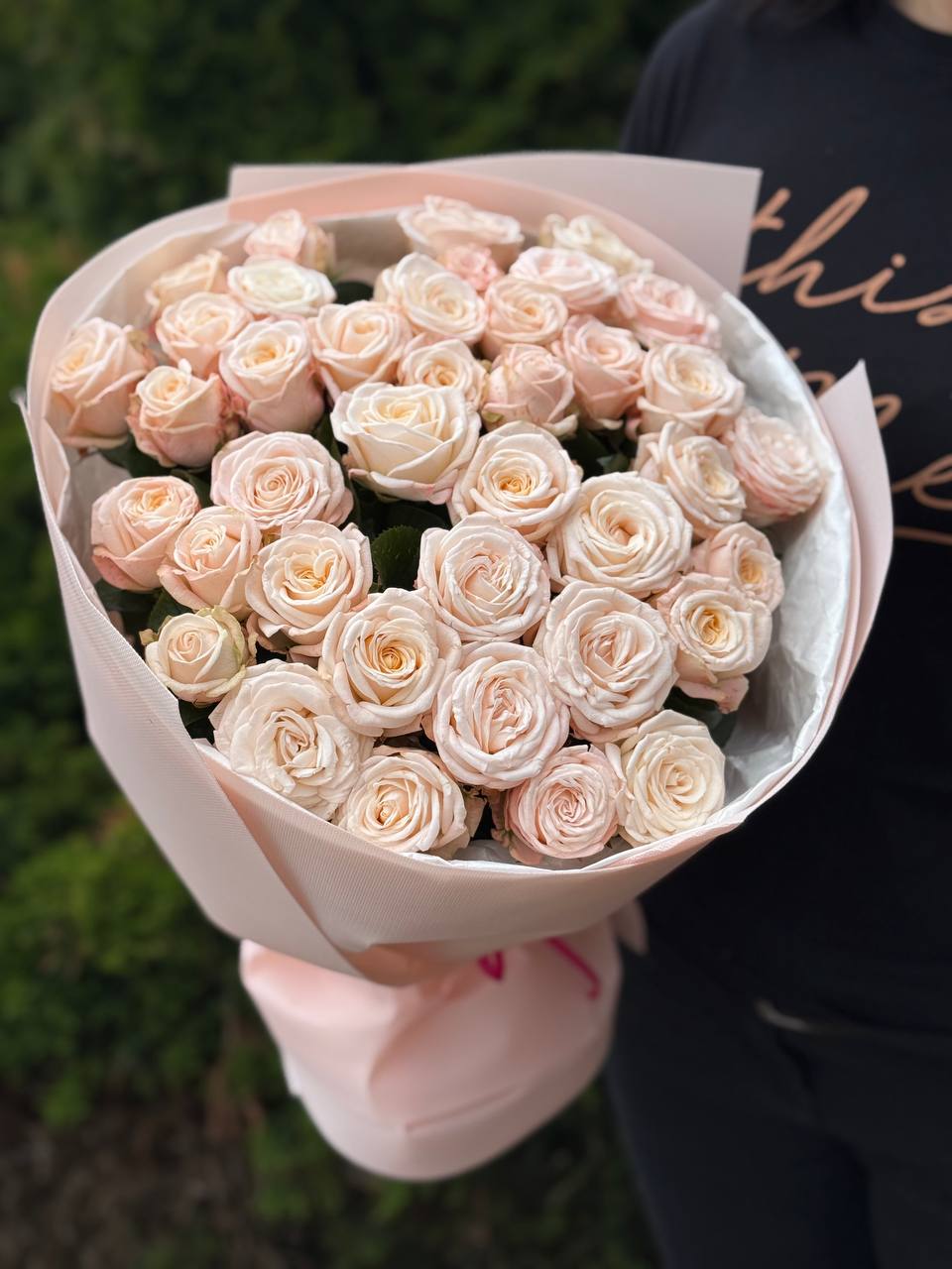 39 пионовидных роз сорта «Бомбастик» (с одним бутоном)