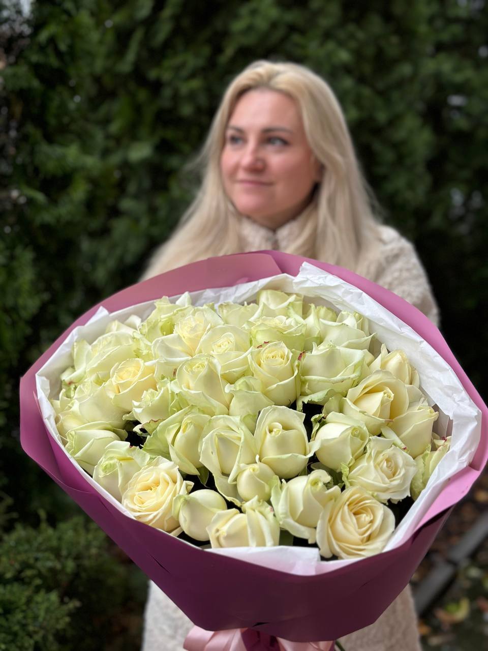 39 роз сорта «Аваланж»