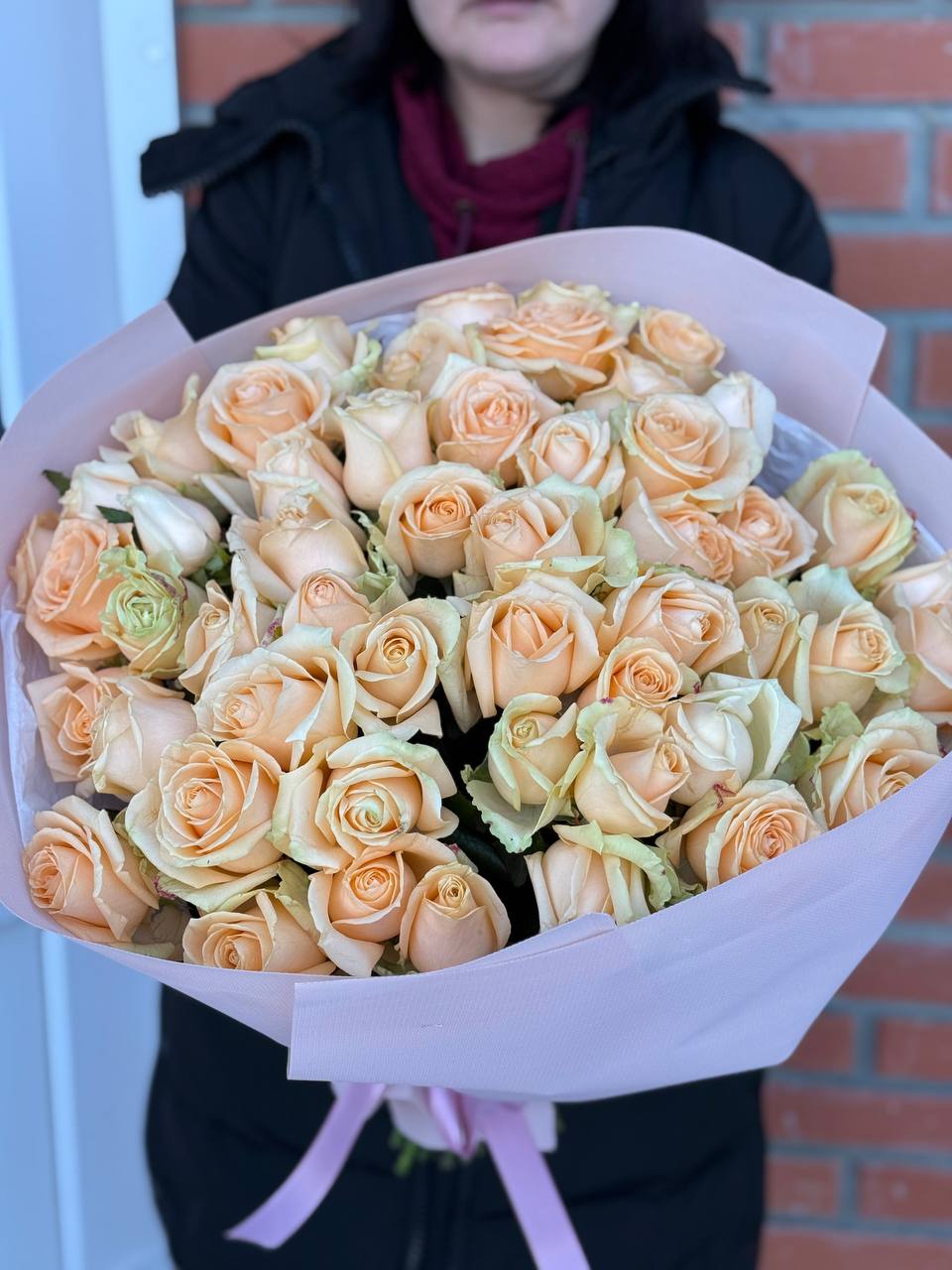 39 роз сорта «Персиковая Аваланж»