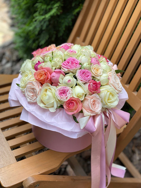 Blumen in einer Hutschachtel, Größe M (weiß, rosa)