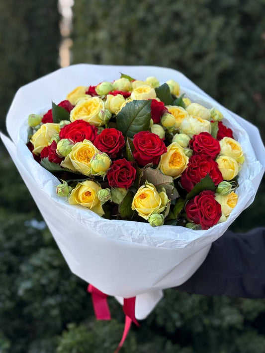 39 троянд сорт Ель Торо та Піоні