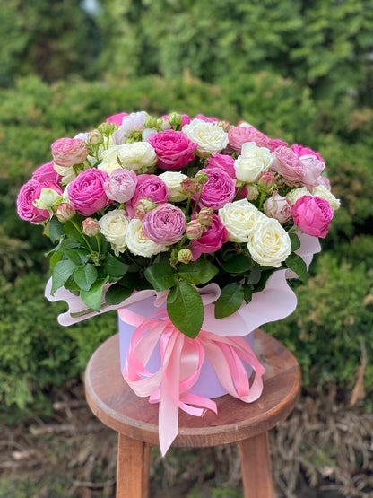 Hutschachtel Größe XL 51 Rosen (Sorte Miss Bombastic, Lavender Lace und Lavendelfarben)
