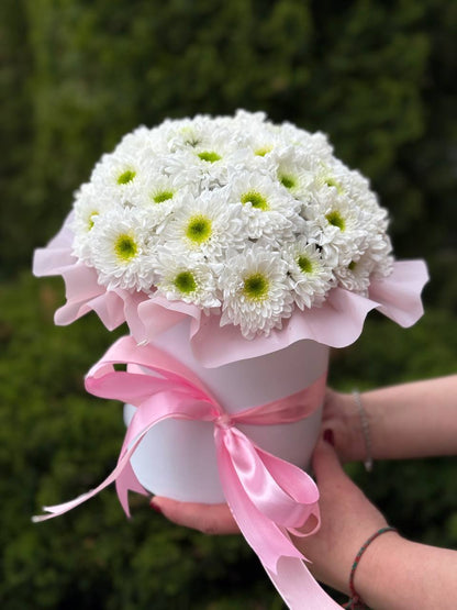 Zum MUTTERTAG in einer Hutschachtel, Größe S (weiße Chrysanthemen)
