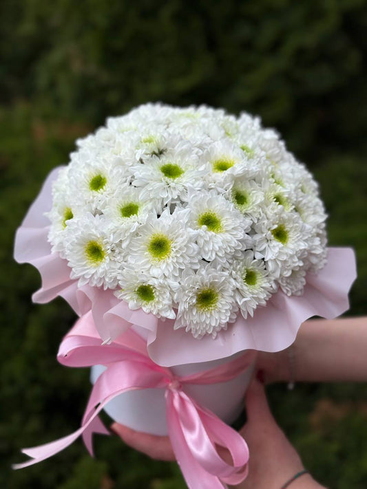 Zum MUTTERTAG in einer Hutschachtel, Größe S (weiße Chrysanthemen)
