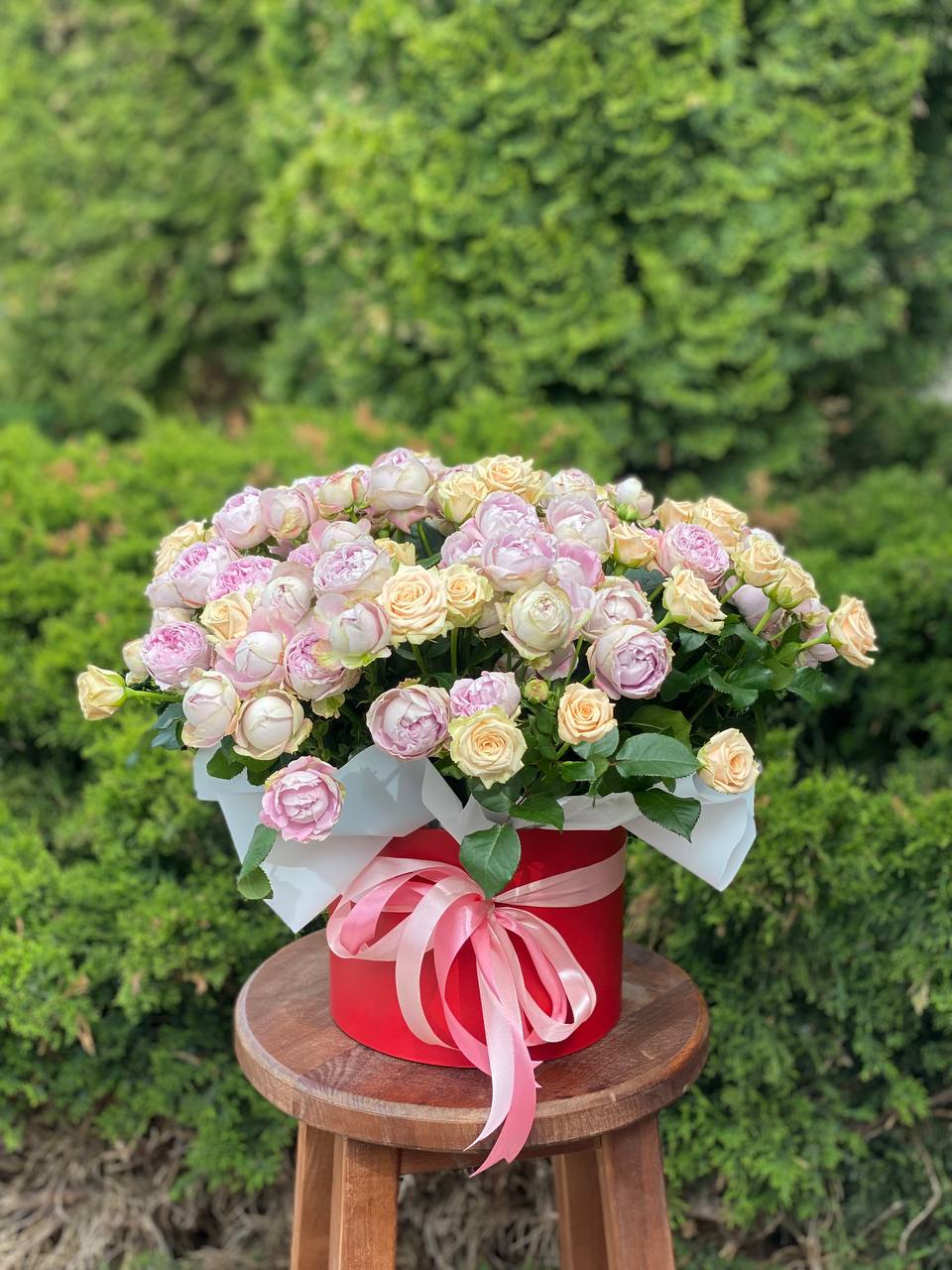 Hutschachtel Größe XL 51 Rosen (Sorte Tanja und Lavendelfarben)
