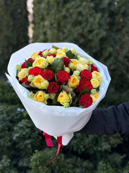 39 троянд сорт Ель Торо та Піоні