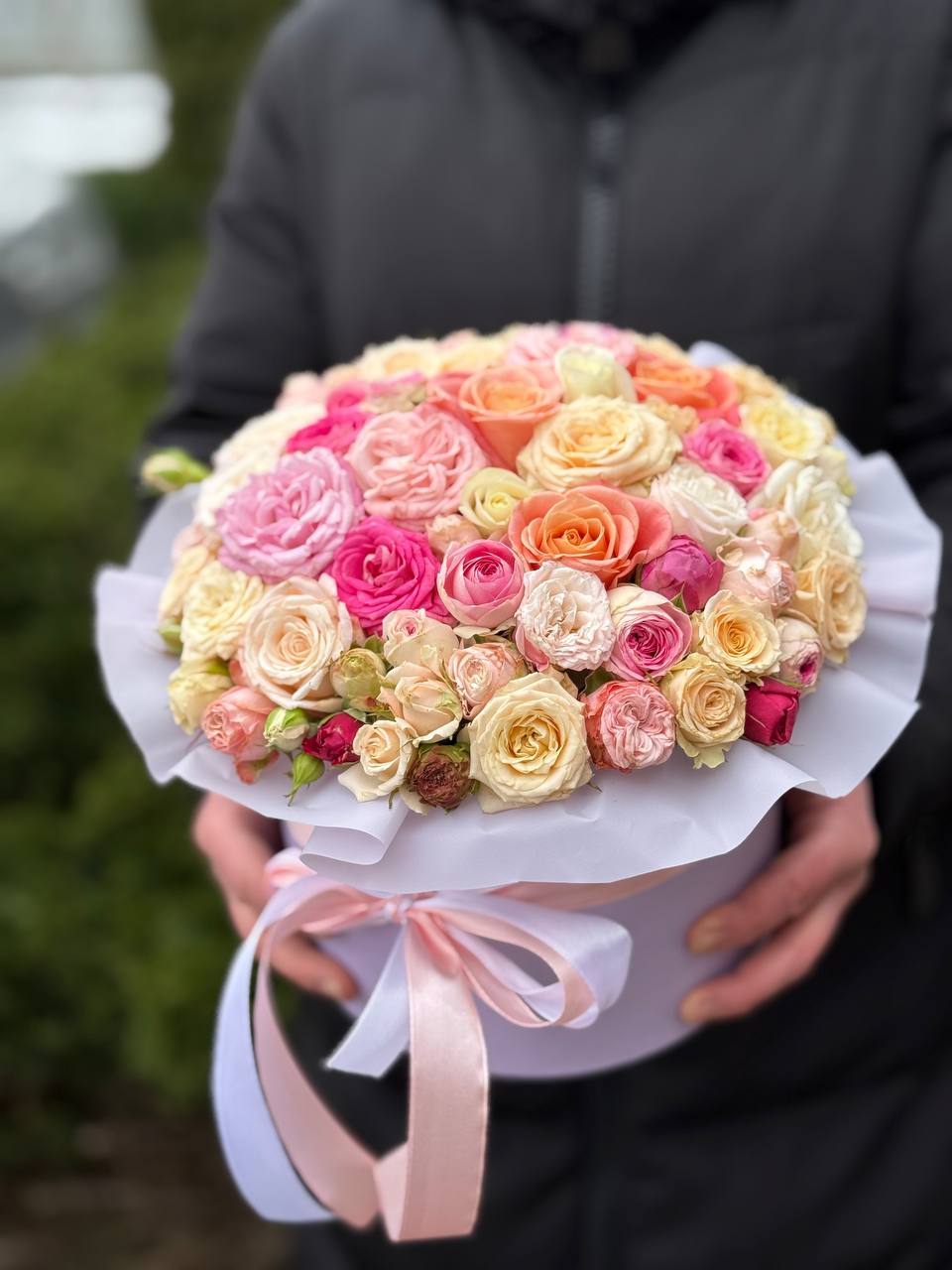 Blumen in einer Hutschachtel, Größe M (weiß, rosa)