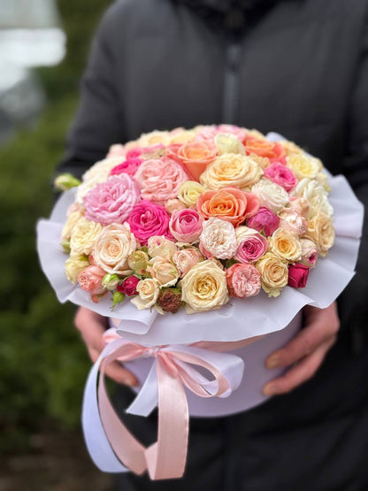 Blumen in einer Hutschachtel, Größe M (weiß, rosa)