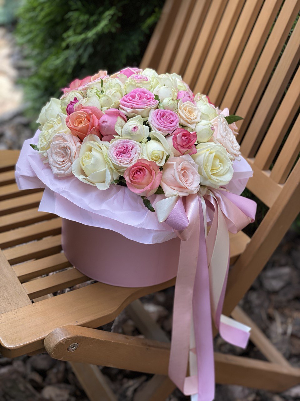 Blumen in einer Hutschachtel, Größe M (weiß, rosa)