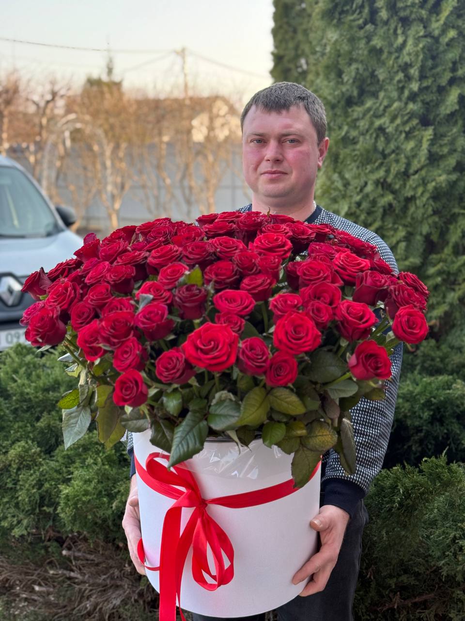 Квіти в шляпній коробці, розмір L 101 троянда (червоні)