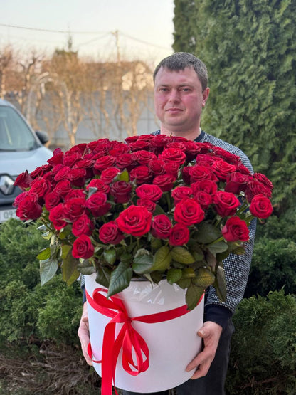 Квіти в шляпній коробці, розмір L 101 троянда (червоні)
