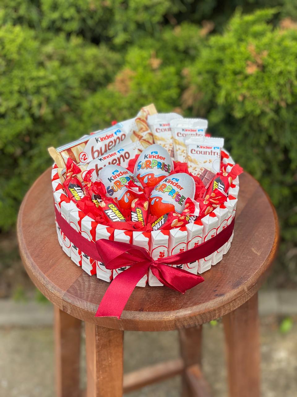 NEU Box mit Kinder-Pralinen und Kinder Joy, Größe M
