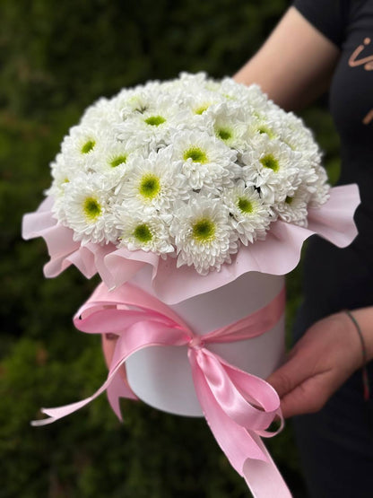 Zum MUTTERTAG in einer Hutschachtel, Größe S (weiße Chrysanthemen)
