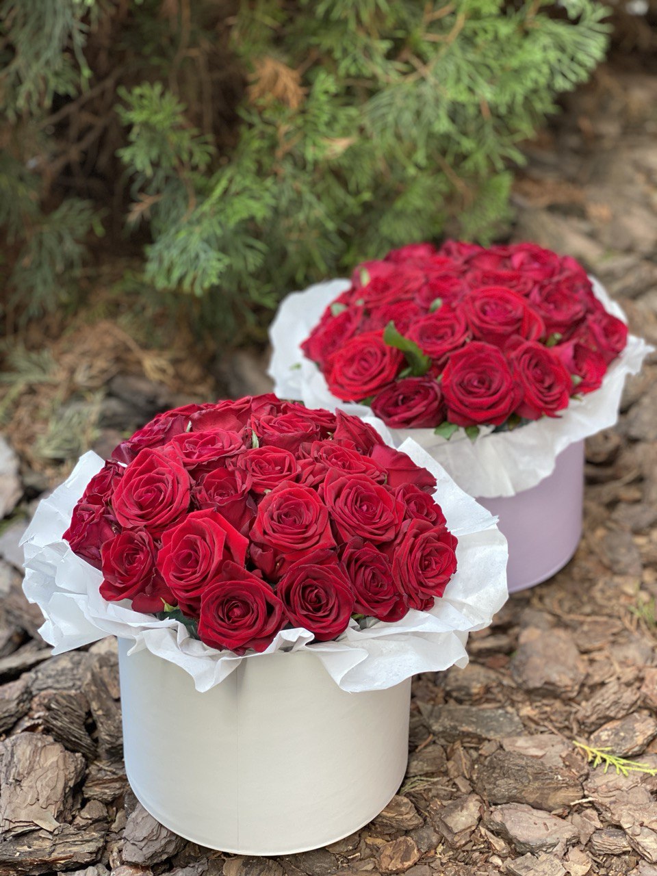 Blumen in einer Hutschachtel, Größe M, Farbe Rot