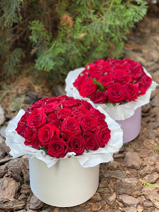 Blumen in einer Hutschachtel, Größe M, Farbe Rot