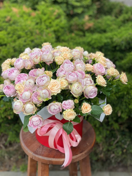 Hutschachtel Größe XL 51 Rosen (Sorte Tanja und Lavendelfarben)
