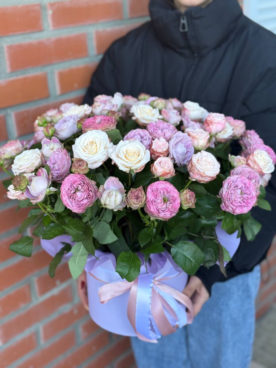 Hutschachtel Größe XL 51 Rosen (Sorte Bombastic, Lavendelfarben)
