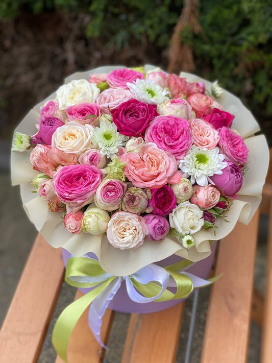 Blumen in einer Hutschachtel, Größe M (weiß, rosa)